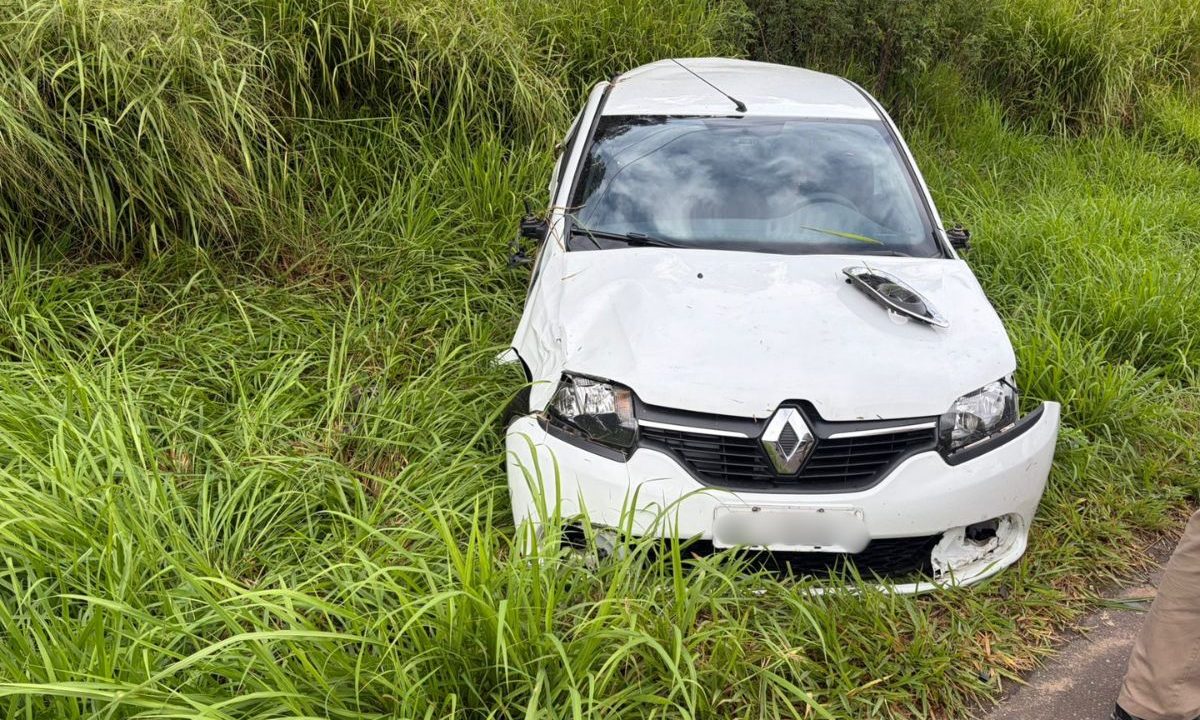 Carro que capotou na Estrada da Ribeira