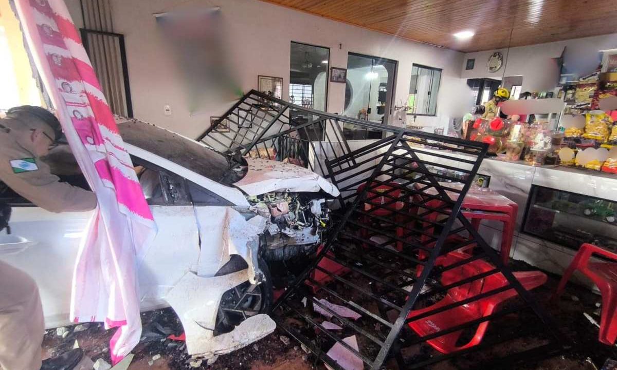 Carro destruído em comércio após o veículo colidir contra motoneta