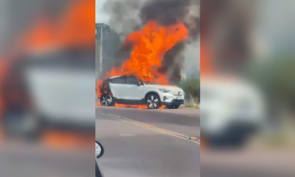 Imagens mostram carro elétrico pegando fogo, em Curitiba.