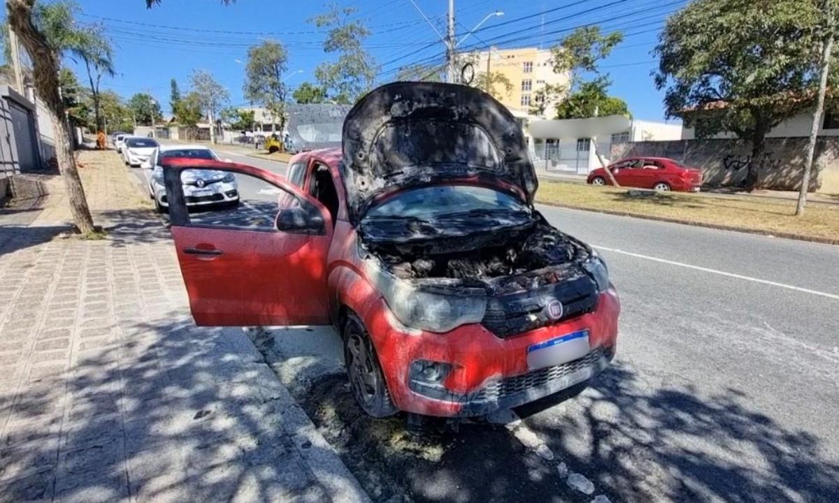 Imagem mostra carro que pegou fogo no bairro Jardim Botânico, em Curitiba.