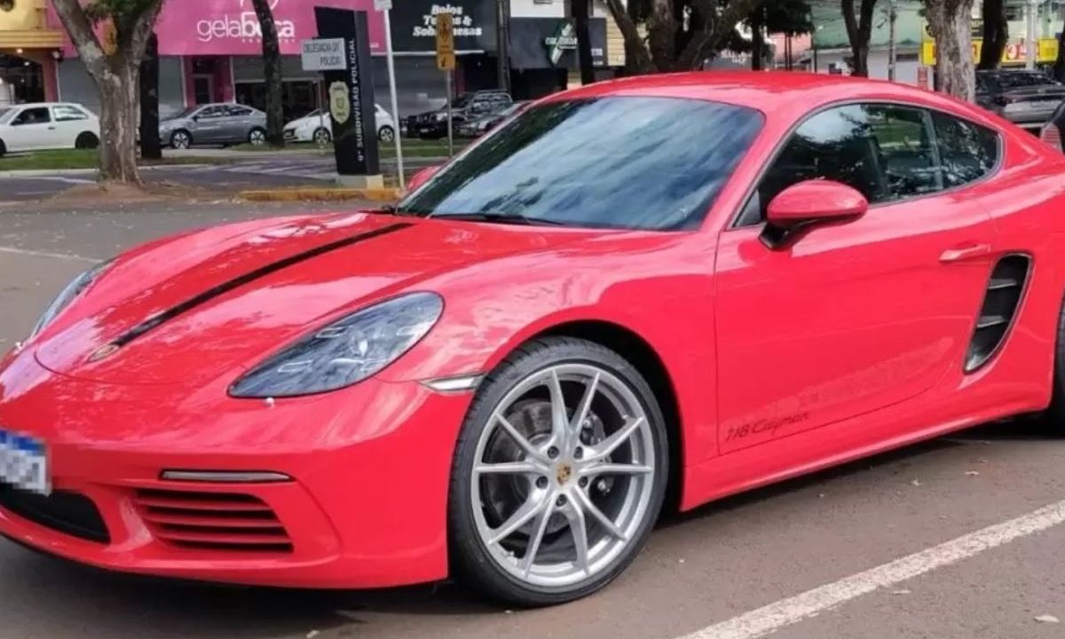 Carro de luxo apreendido em operação contra quadrilha que aplicava golpes em Maringá