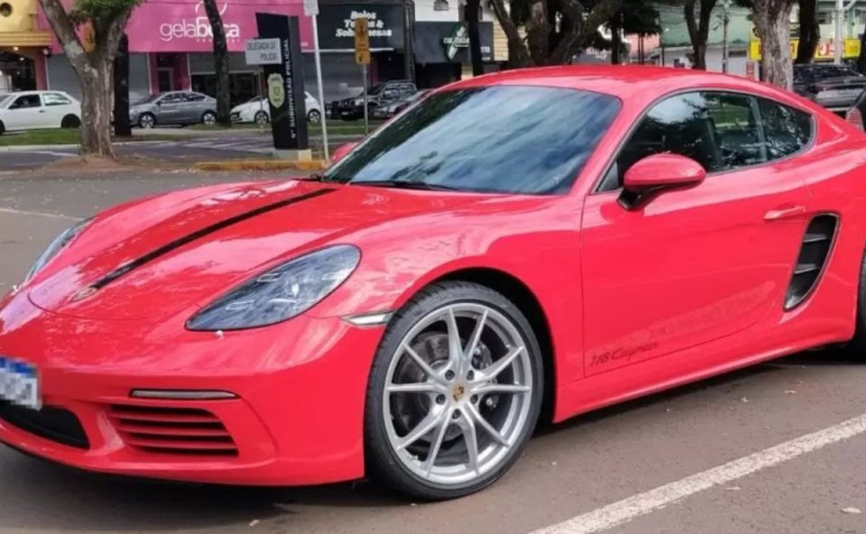 Carro de luxo apreendido em operação contra quadrilha que aplicava golpes em Maringá