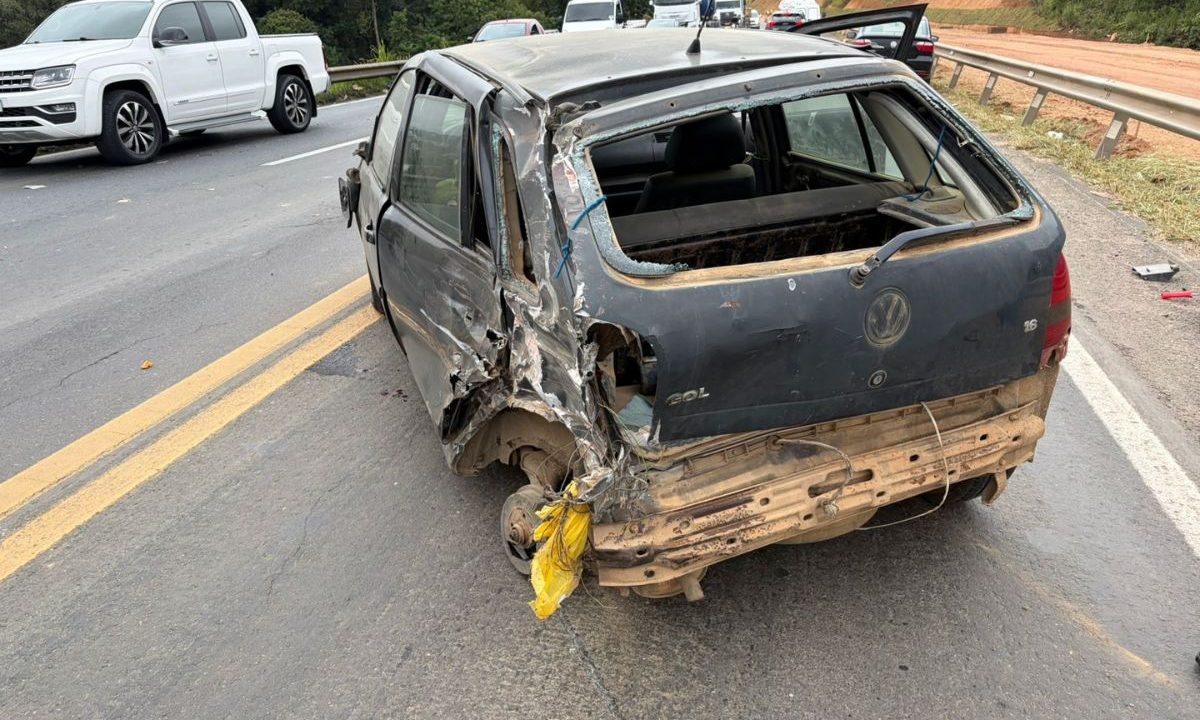 Carro destruído após rodar na contramão na Rodovia dos Minérios
