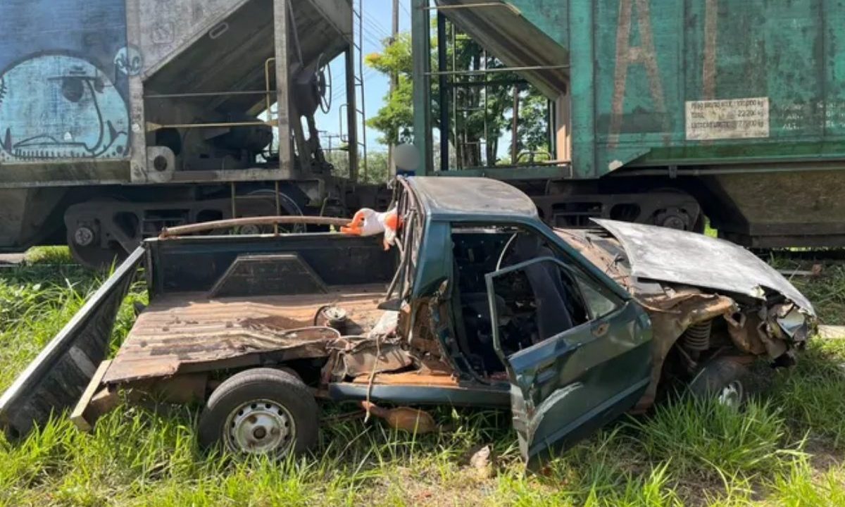 Imagem mostra carro destruído após acidente com trem, em Apucarana.