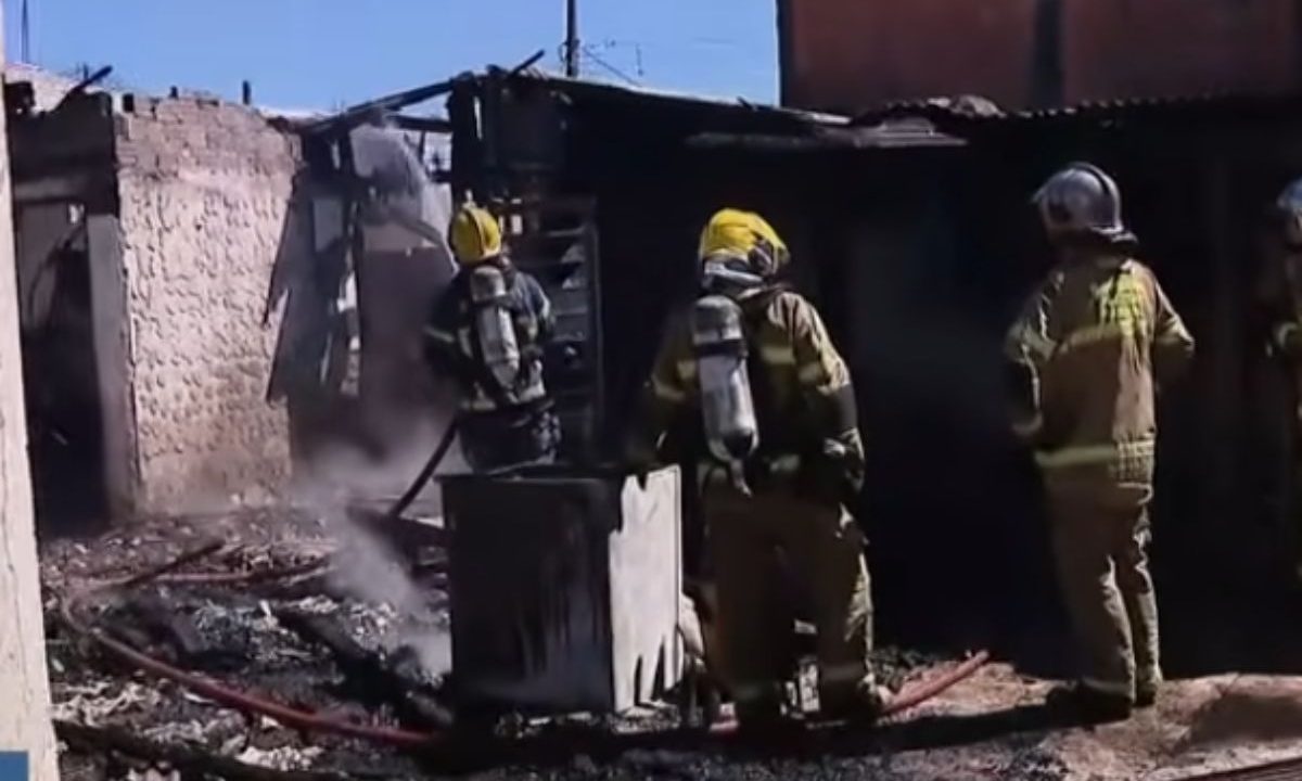 Casa que pegou fogo no Parolin sendo socorrida por bombeiros