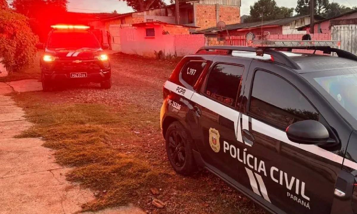 Foto mostra viaturas da PC no local onde catador de recicláveis foi morto