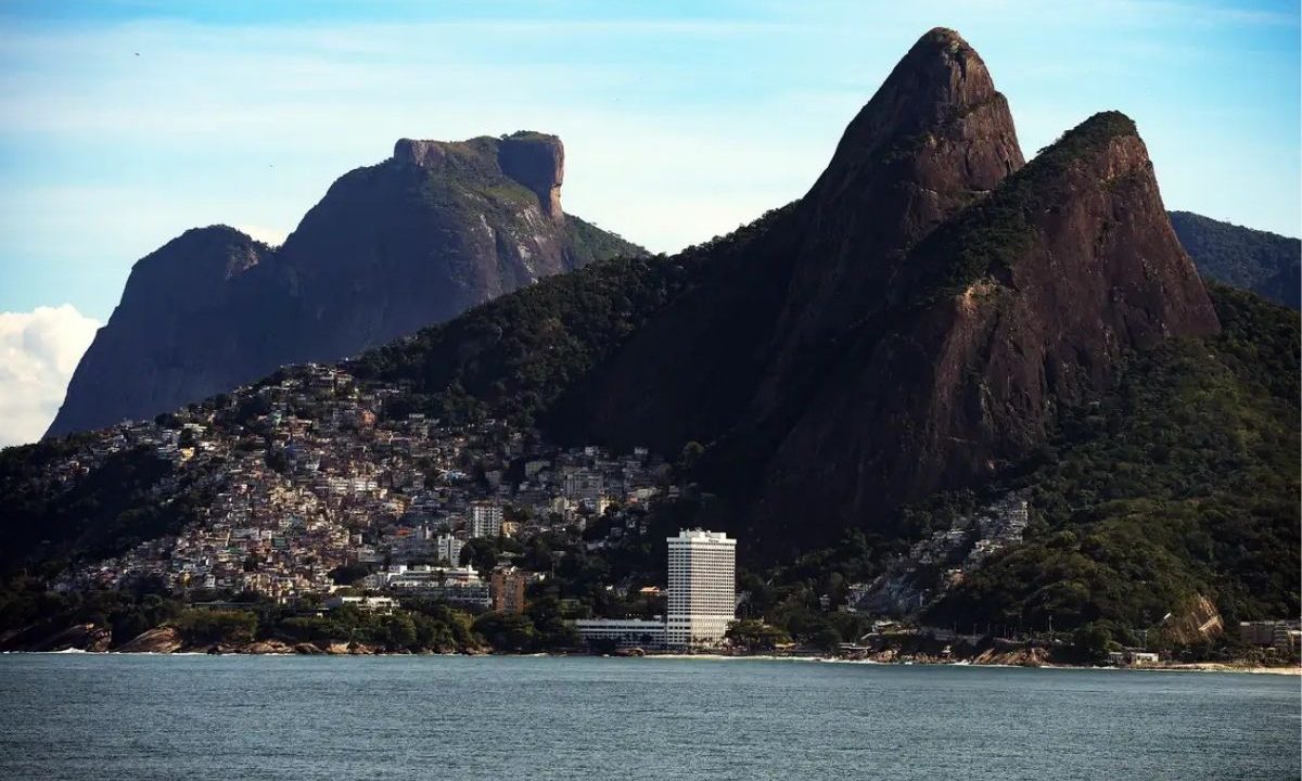 Operação policial no Morro Dois Irmãos impede descida de cerca de 200 pessoas durante tiroteio no Rio de Janeiro. A imagem mostra o Morro Dois Irmãos no Rio de Janeiro.