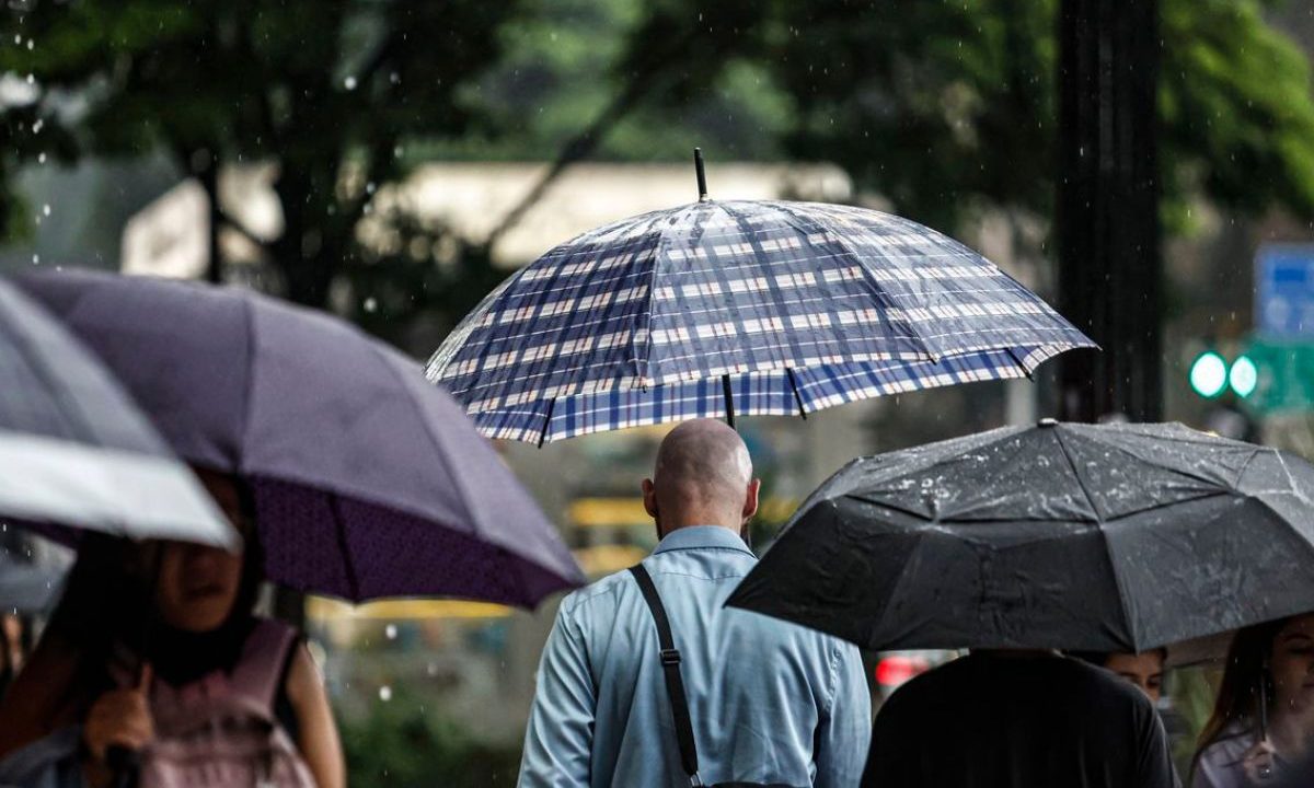 pessoas andando com sombrinha para ilustrar o tempo de chuva em curitiba nos próximos dias