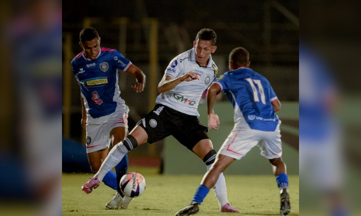 Jogador do Operário tenta dominar a bola enquanto é pressionado por dois atletas do Cianorte durante partida da Copa Sul-Sudeste, em lance disputado no Estádio Willie Davids, em Maringá