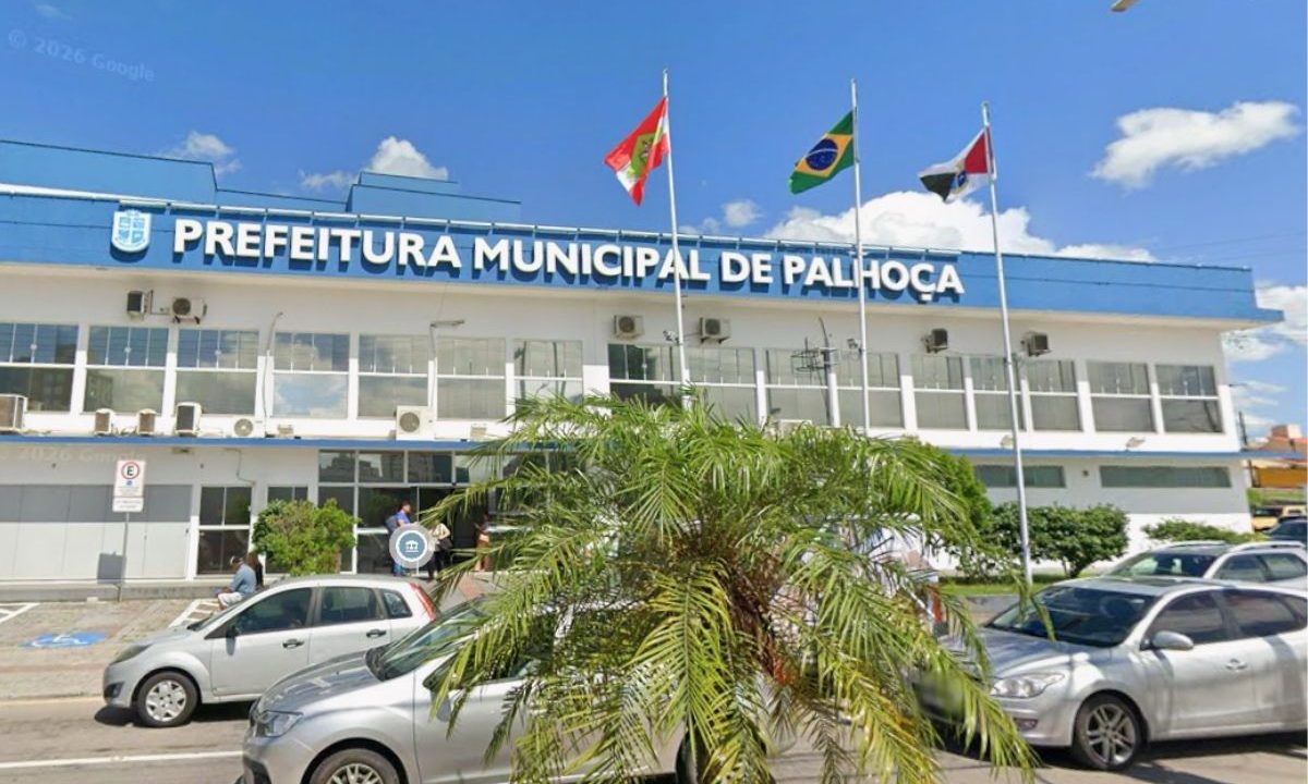 Palhoça aparece como autora e ré em processo judicial e informa não localizar o próprio endereço. A imagem mostra a Prefeitura de Palhoça, que processou a si mesma.