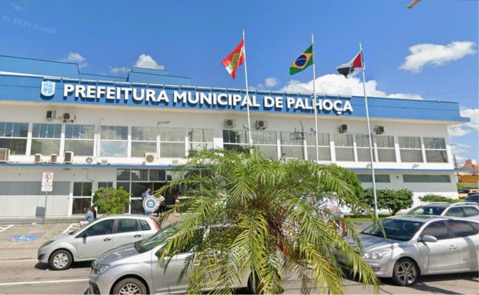 Palhoça aparece como autora e ré em processo judicial e informa não localizar o próprio endereço. A imagem mostra a Prefeitura de Palhoça, que processou a si mesma.