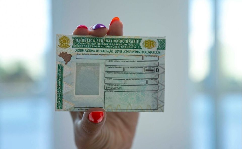 O Congresso Nacional instalou comissão especial para analisar medida provisória que prevê a renovação automática da Carteira Nacional de Habilitação (CNH) sem a realização do exame de aptidão física e mental. A imagem mostra a mão de uma mulher se segurando uma carteira de motorista.