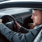 Homem dirigindo carro; milhares de motoristas podem ter a CNH suspensa