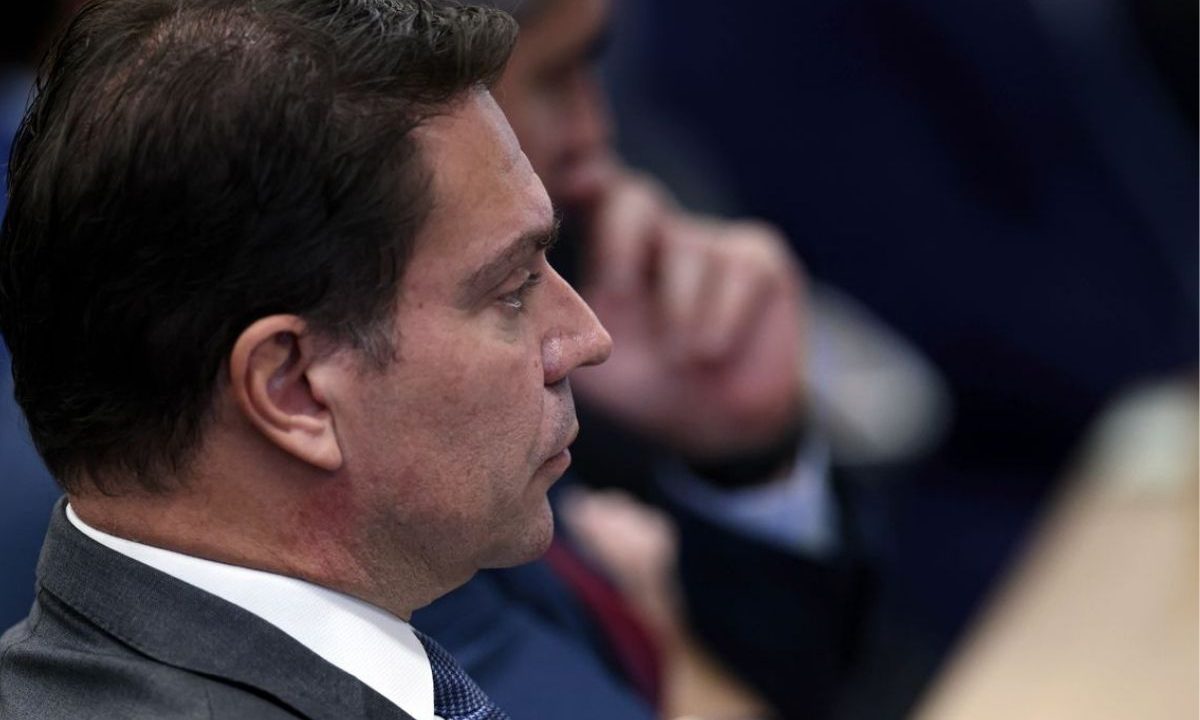 Senadores aprovam missão oficial aos Estados Unidos para acompanhar situação de brasileiros em custódia, incluindo Alexandre Ramagem. A imagem mostra Alexandre Ramagem no STF.