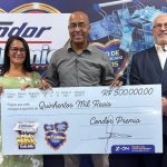 Imagem mostra Condor premiando primeiro ganhador da promoção "Condor Premia" com prêmio de meio milhão.