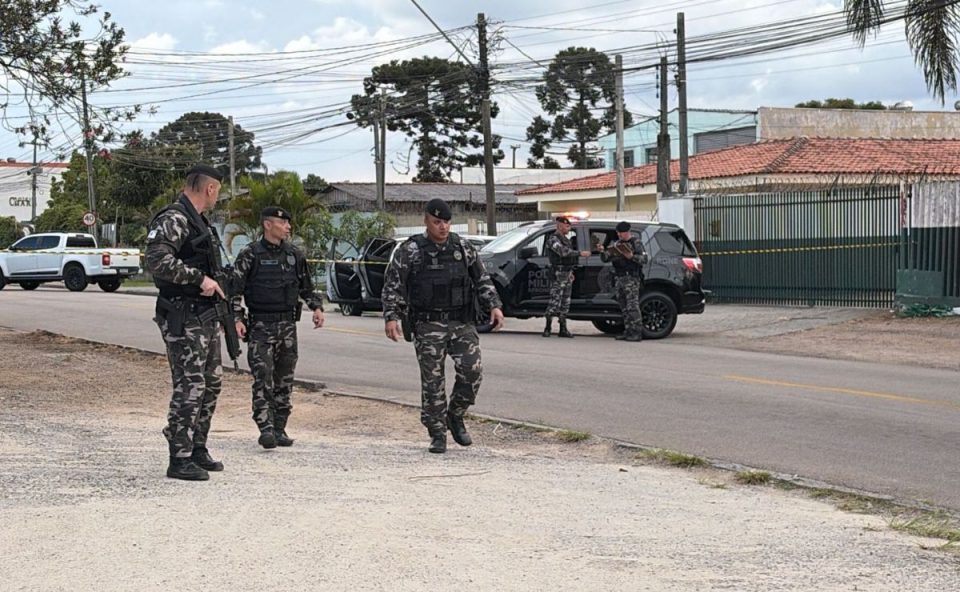 Policiais da Rone atendem ocorrência após confronto que terminou com suspeito morto no bairro Boqueirão, em Curitiba