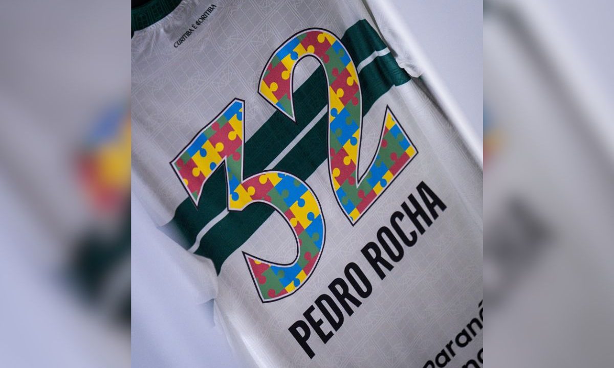 Camisa do Coritiba usada por Pedro Rocha com numeração colorida inspirada no autismo durante campanha do Abril Azul