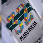 Camisa do Coritiba usada por Pedro Rocha com numeração colorida inspirada no autismo durante campanha do Abril Azul