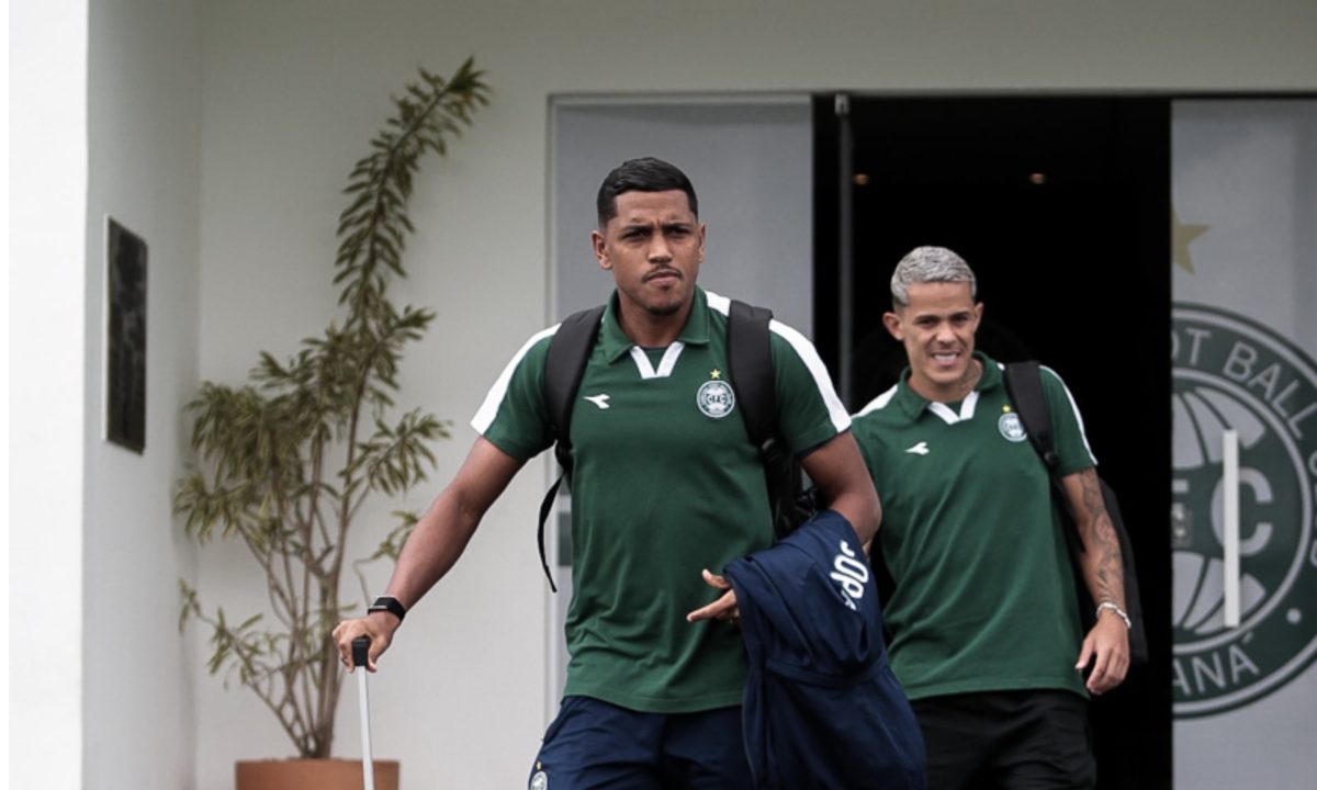 Foto dos jogadores do Coritiba saindo para viajar. Coxa tem dois jogos fora de casa em sequência
