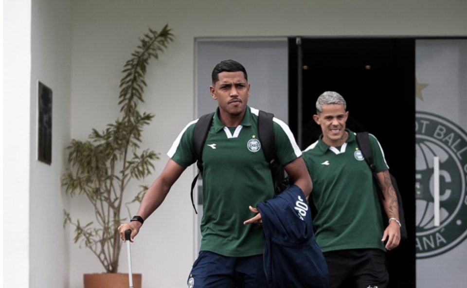 Foto dos jogadores do Coritiba saindo para viajar. Coxa tem dois jogos fora de casa em sequência