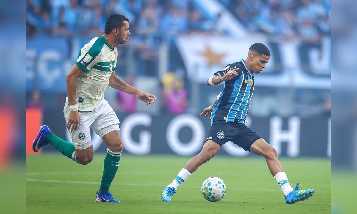 Bruno Melo, do Coritiba, disputa lance com jogador do Grêmio durante partida do Brasileirão; lateral foi expulso e mudou o rumo do jogo