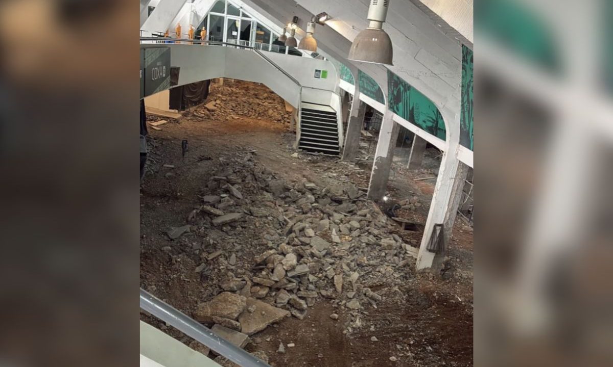 Interior do setor Social Inferior do Couto Pereira em obras, com o piso quebrado, entulho espalhado e estruturas expostas durante a reforma promovida pelo Coritiba