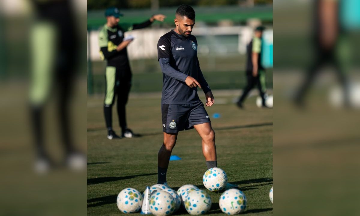 Vini Paulista participa de treino do Coritiba antes de enfrentar o Grêmio pelo Brasileirão 2026, volante surge como opção no meio após ausência de Sebastián Gómez