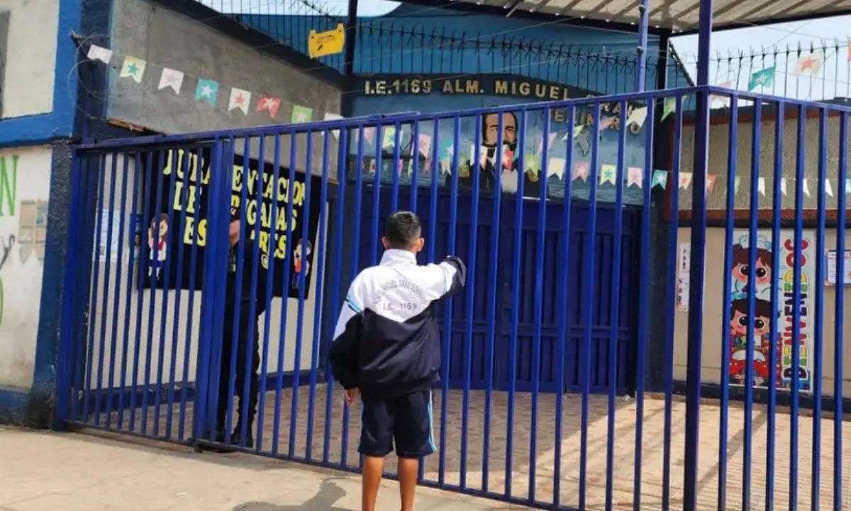 Imagem mostra fachada da escola onde criança foi encontrada amarrada.