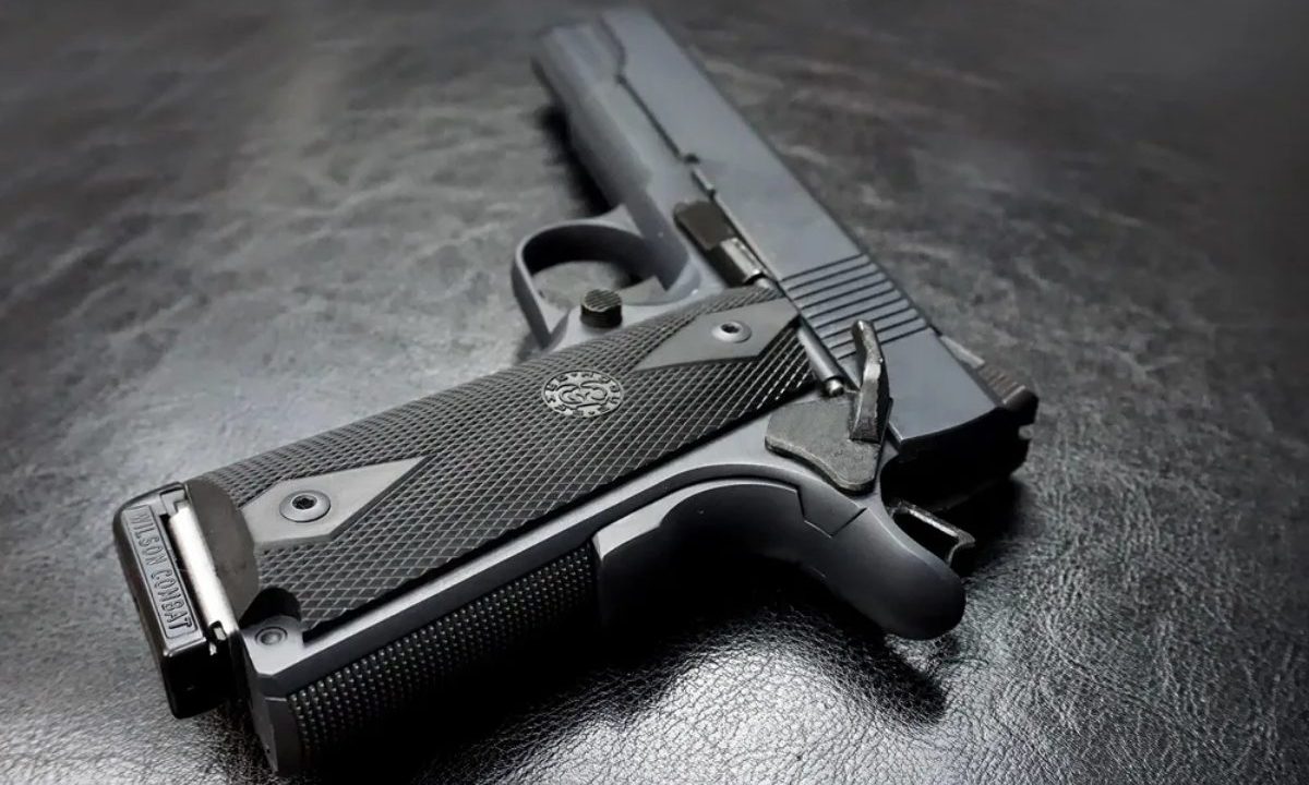 Foto ilustrativa que mostra arma de fogo; criança morre após disparar contra a própria cabeça.