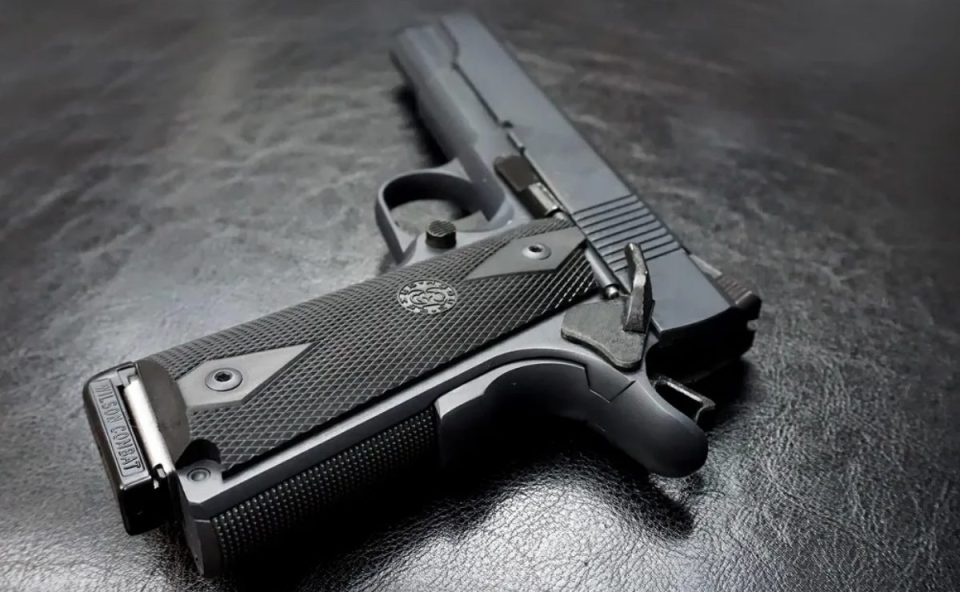 Foto ilustrativa que mostra arma de fogo; criança morre após disparar contra a própria cabeça.