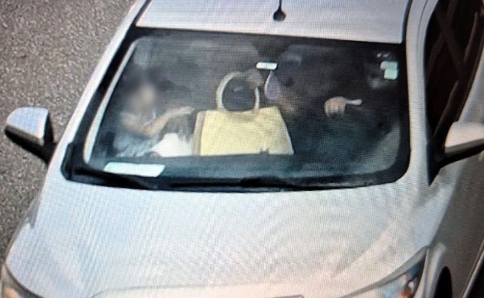 Imagem de drone mostra criança no colo da mãe sem cinto de segurança; drone também flagrou criança dirigindo caminhão enquanto motorista mexia no celular