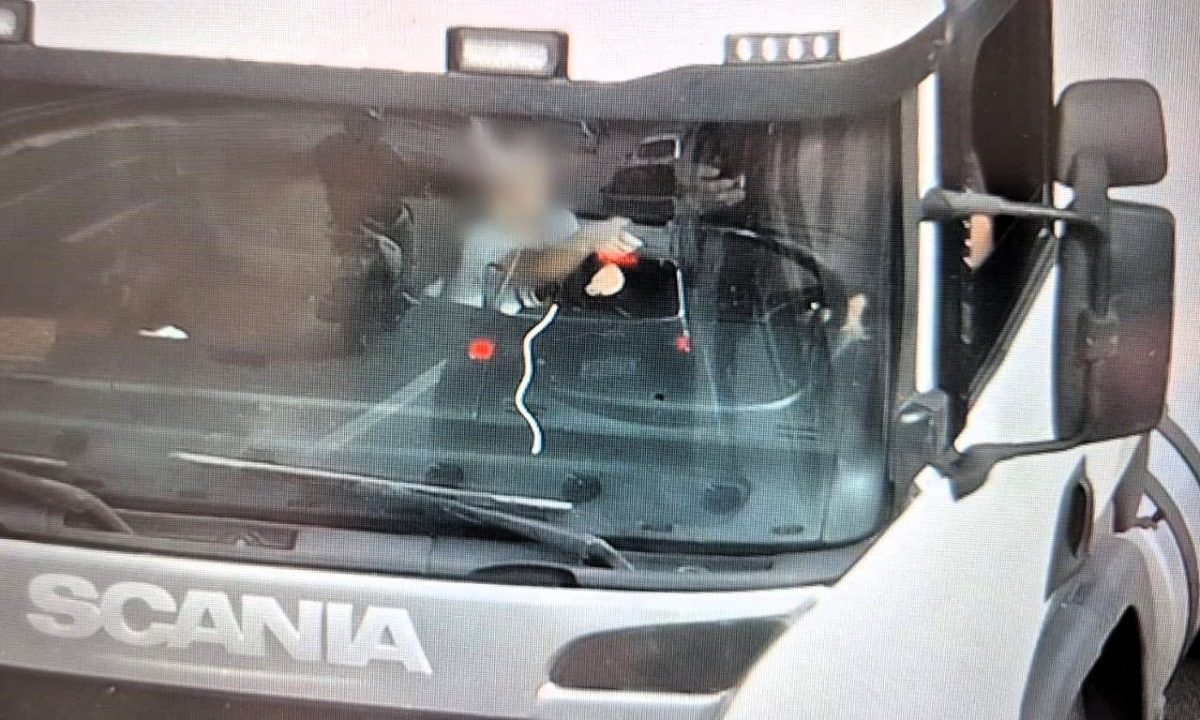 Motorista usando o celular enquanto criança dirige caminhão