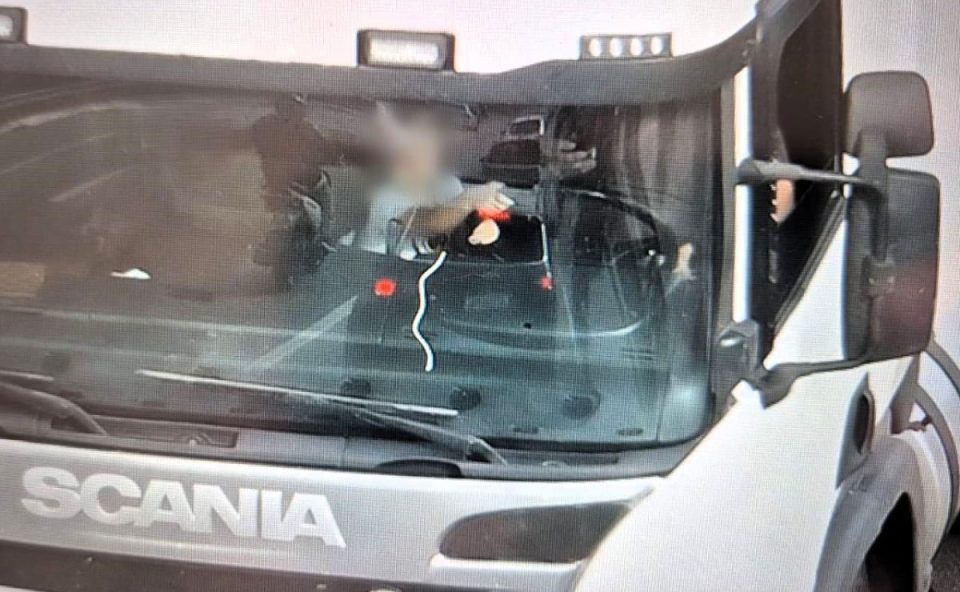 Motorista usando o celular enquanto criança dirige caminhão