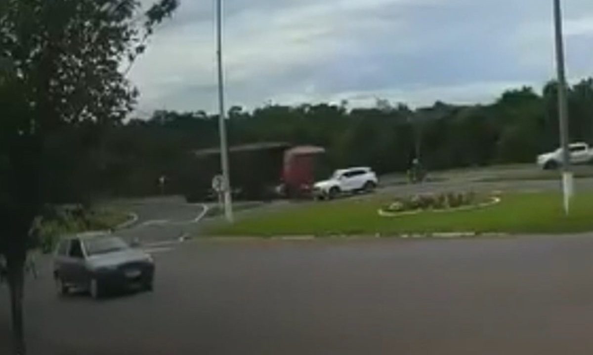 Captura de um trecho de um vídeo que flagrou o acidente que matou uma criança na BR-277.