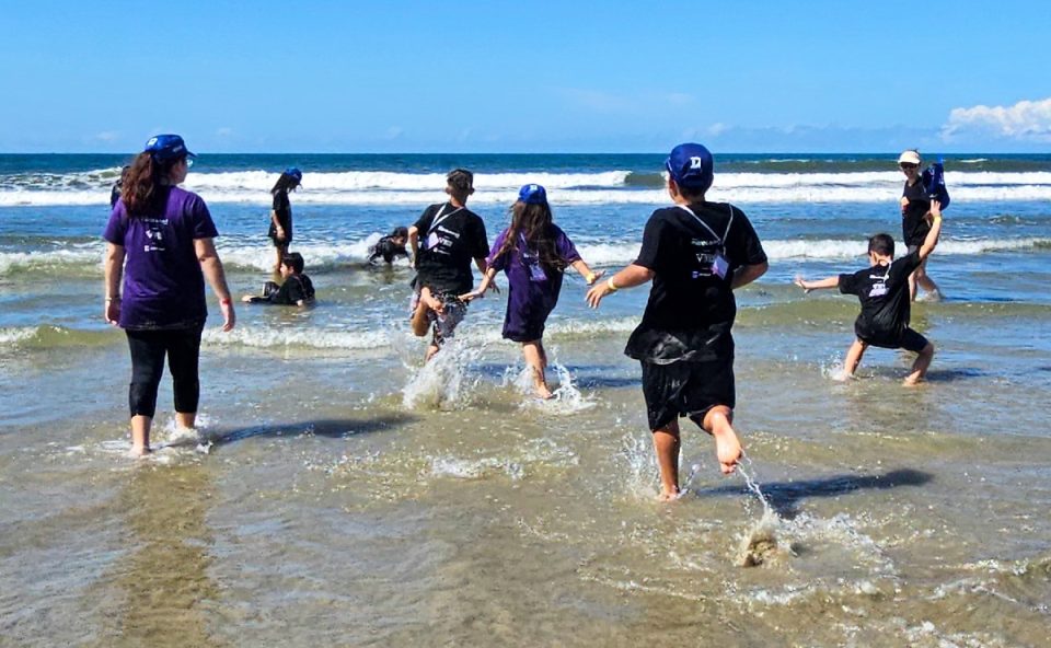 crianças de araucária conheceram o mar em ação de educação ambiental em Matinhos