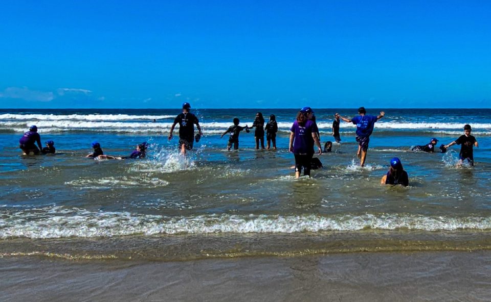crianças de araucária conheceram o mar em ação de educação ambiental em Matinhos