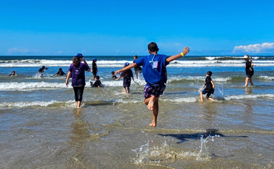 crianças de araucária conheceram o mar em ação de educação ambiental em Matinhos
