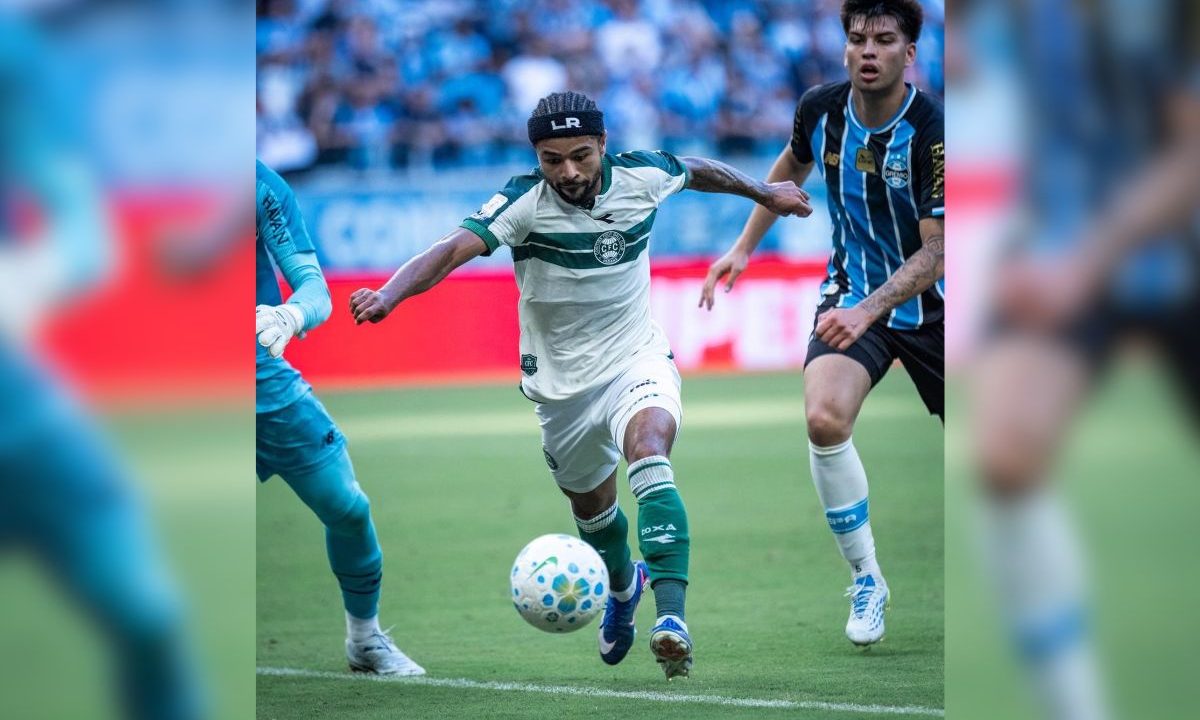 Lucas Ronier em ação pelo Coritiba durante jogo do Brasileirão 2026, destaque do ataque do Coritiba em meio à crise no ataque do Coritiba