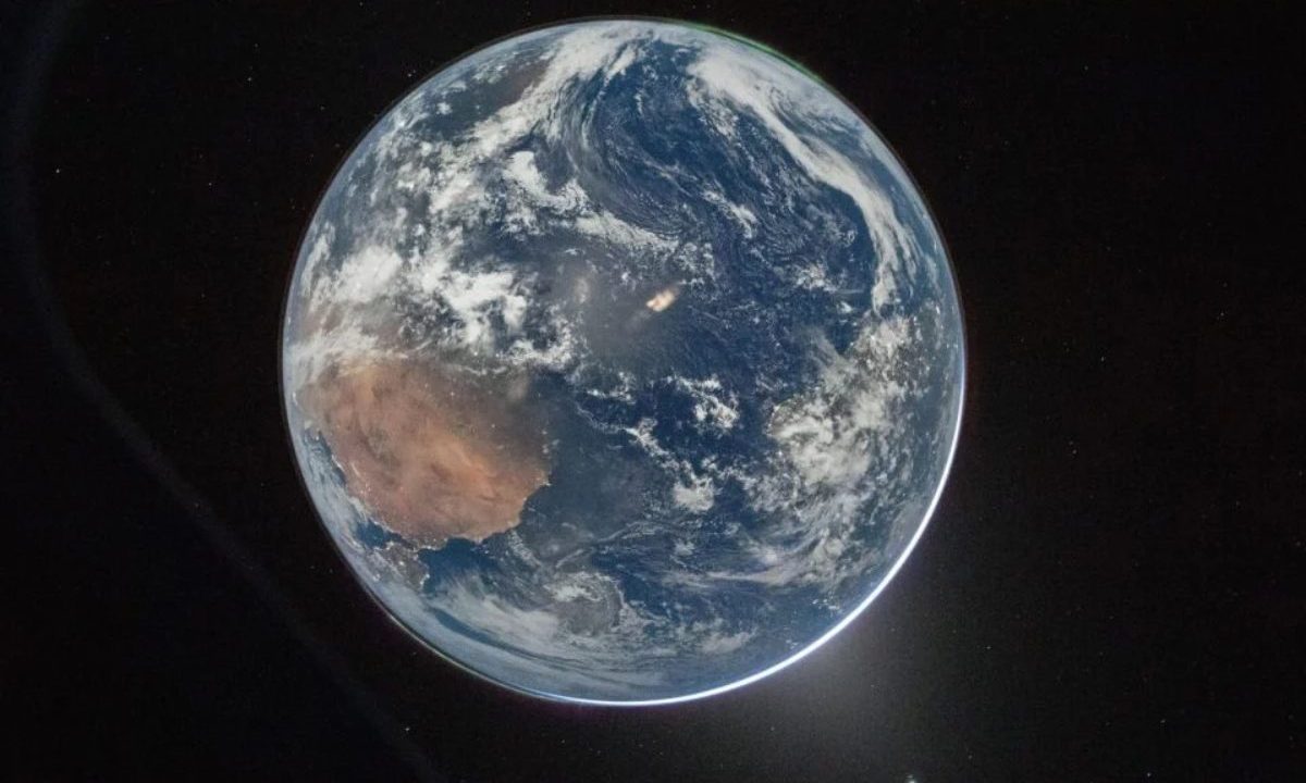 Imagem mostra uma foto da Terra, registrada pela missão Artemis II. Curitiba aparece na imagem.
