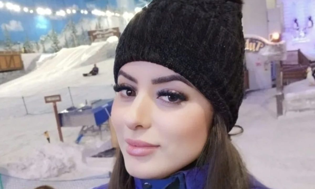 Imagem mostra a curitibana encontrada morta na Espanha. Ela é uma mulher branca, usa touca.