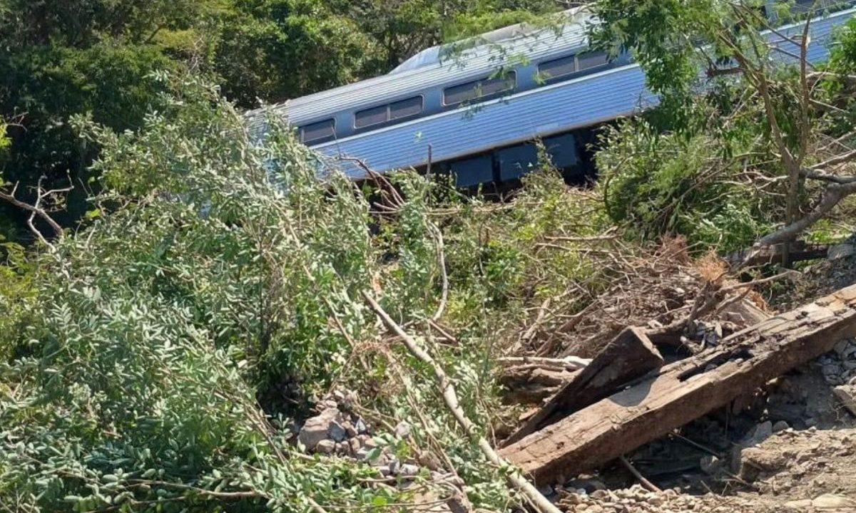 Trem descarrilhado após acidente que deixou mortos e feridos no México