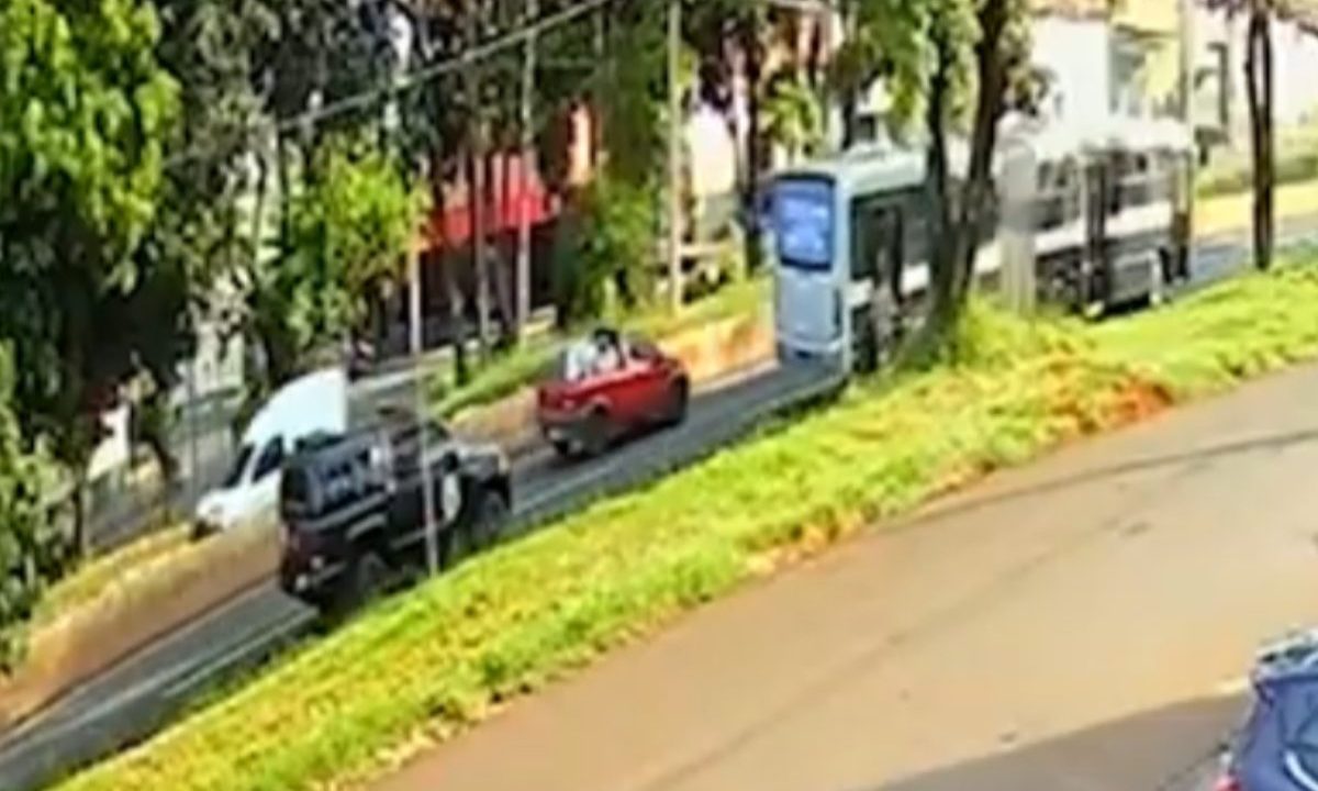 Imagem mostra detentos que fogem de ônibus da penitenciária, em Londrina.