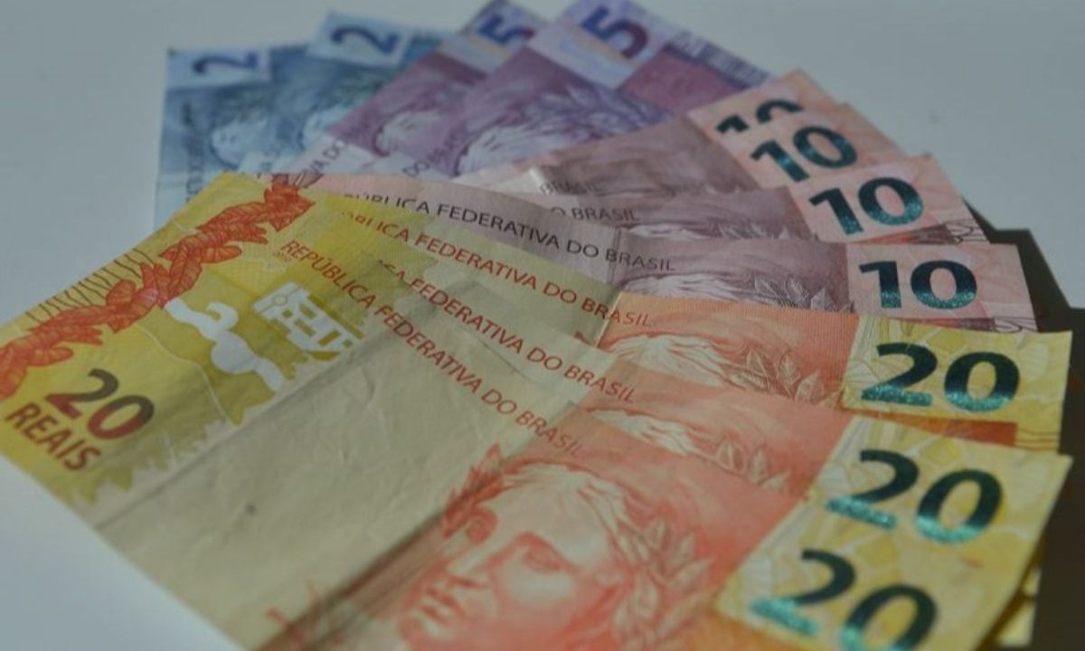 Notas de R$ 2, R$ 5, R$ 10 e R$ 20, representando o sorteio do Dia de Sorte 1208