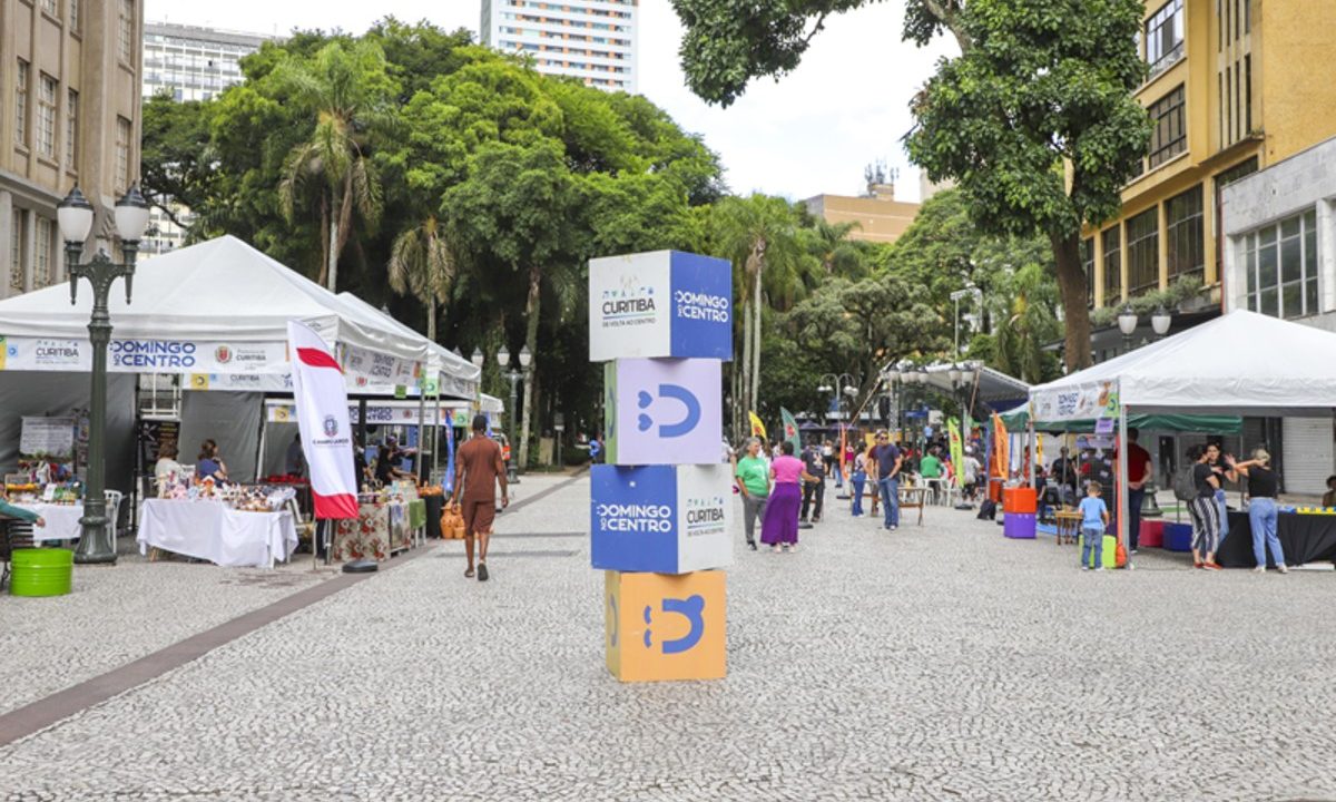 Tendas com atividades gratuitas durante evento Domingo no Centro no calçadão da Rua XV de Novembro em Curitiba.