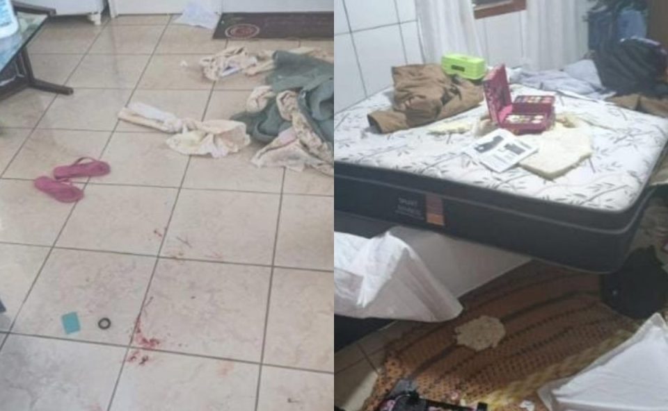 Foto mostra casa de uma das famílias revirada após dupla fazê-la refém e ameaçar atear fogo em criança; há sangue no chão, roupas espalhadas, colchão fora do lugar.