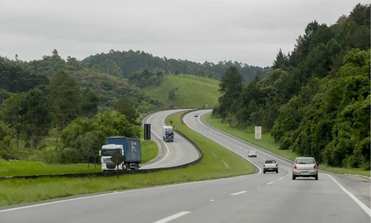 Vias dos dois sentidos da Rodovia Regis Bittencourt, com trânsito. A ANTT divulgou a abertura do edital para venda das ações da concessionária que administra a BR-116