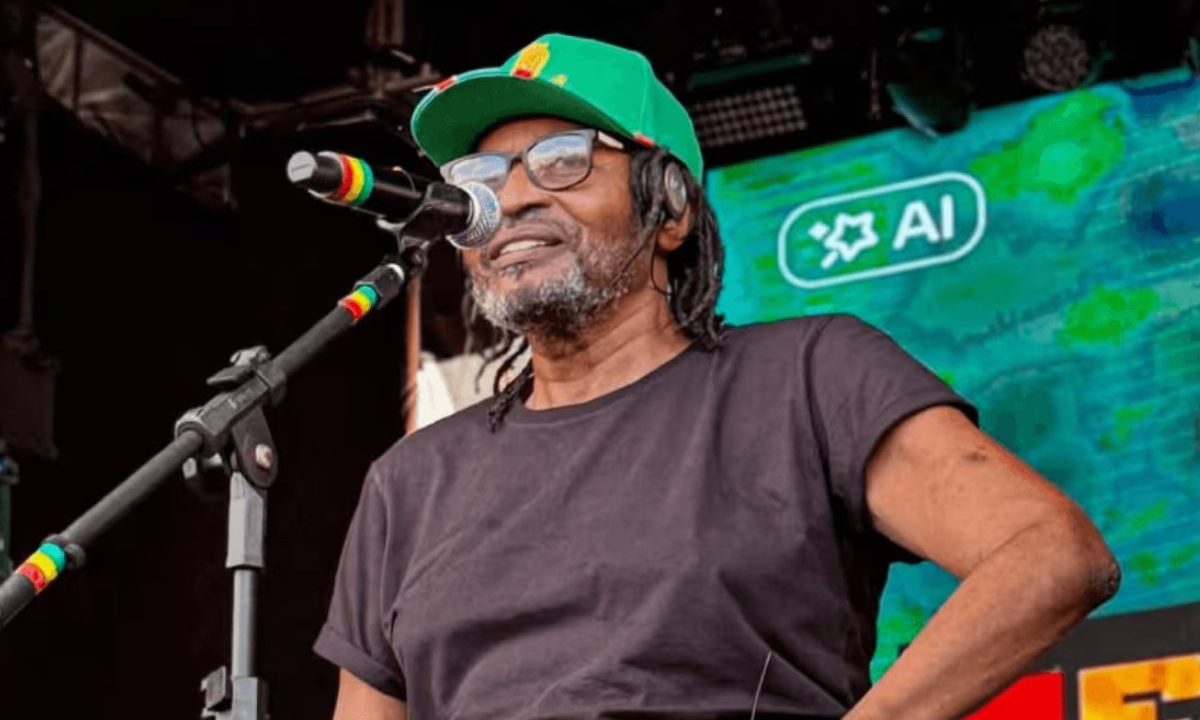 Cantor Edson Gomes durante apresentação em show de reggae