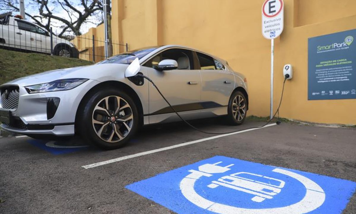 Foto de carro elétrico sendo carregado em eletroposto de Curitiba