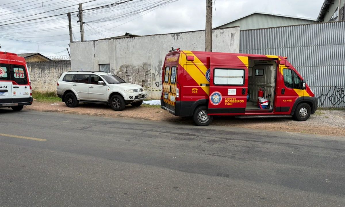 Foto ilustrativa para empresário morto a tiros no Boqueirão neste sábado. Imagem mostra o carro da vítima e duas ambulâncias, uma do Siate e outra do SAmu.