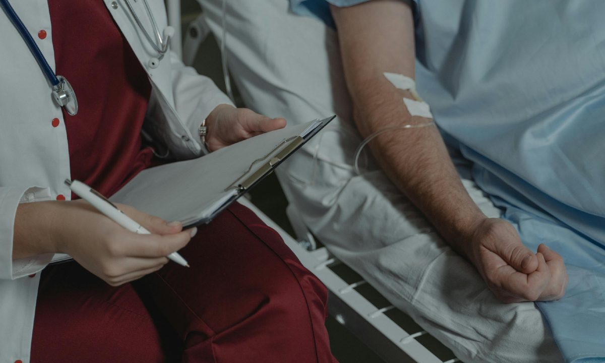 Foto de uma enfermeira atendendo um paciente. simbolizando o caso da profissional demitida por fazer sexo e acariciar pacientes no hospital.
